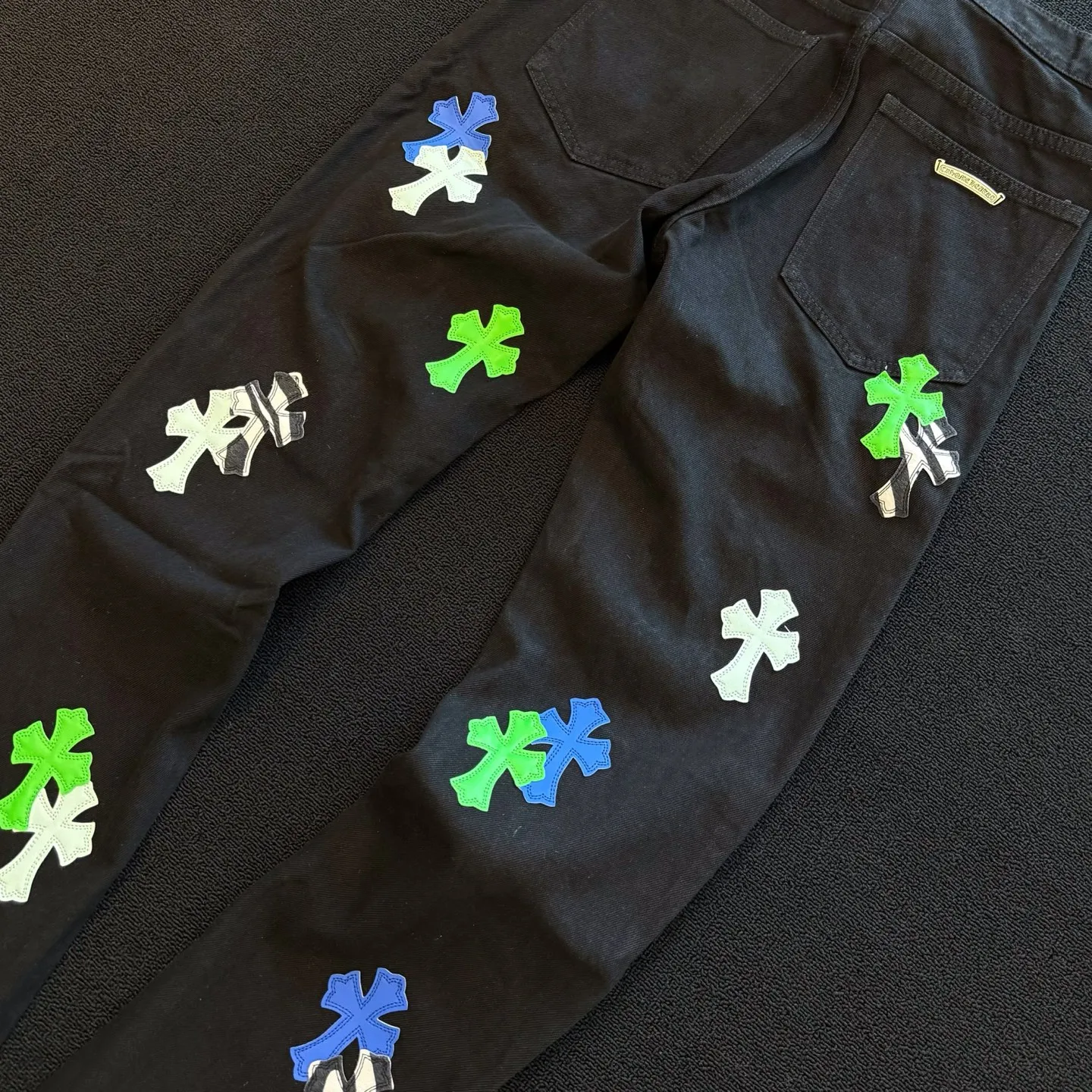 P270 model number: D360 ChromeHearts ChromeHearts green zebra patch leather straight jeans, ceiling-level jeans, a pair is hard to find at the counter‼ ️About Zangyin✅This is an extremely luxurious fashion brand that can also be called the aristocracy of the high street. It has always been an exclusive brand for some hipsters or rich second generations. The color of this model is already very eye-catching by using a unique washed material. It is decorated with pink patch cross flowers, which cleverly highlights the charm of the brand. Secondly, this model adopts a classic high-waist cut design, which highlights the long legs and fashionable temperament of the upper body. The brand is highly recognizable and the slim-fitting configuration is more suitable for daily wear. The personality will be fashionable and the specifications can be seen at a glance. Materials and technology ✅ Needless to say, this point goes without saying. As an excellent craftsman brand, Zangyin's requirements for details and craftsmanship are really perfect. The washed color of this model has gone through a lot of processes, not to mention the embellishment of the denim appliqués. It is also purely handmade and sewn. Just like what they believe in, only handmade things have soul and have the meaning of wearing. A top-notch heavy-duty fashionable denim item, recommended by both hands‼ ️ Size: 28, 30, 32, 34, 36 (S-XXL) Color: Black Size reference: Pants length 100 102 104 106 106 Waist 72 76 80 84 88 Recommended weight S (about 110 pounds) M (about 120 pounds) L (about 140 pounds) XL (about 165) XXL (about 185)